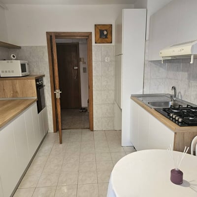 Alquiler de un cómodo piso de 3 habitaciones, 75 m², en la de Zona Stadion, Constanța, Rumanía